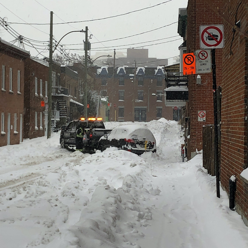Remorquage d'une voiture après une tempête de neige
