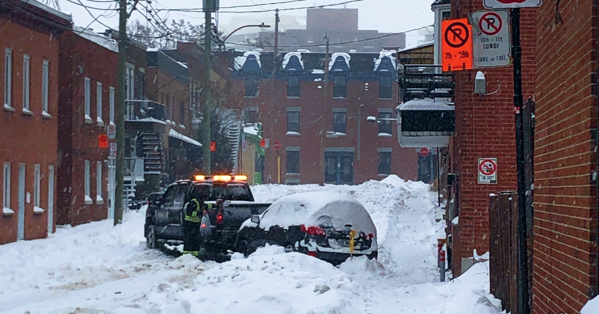 Voiture remorquée pendant une opération de déneigement à Montréal Canada